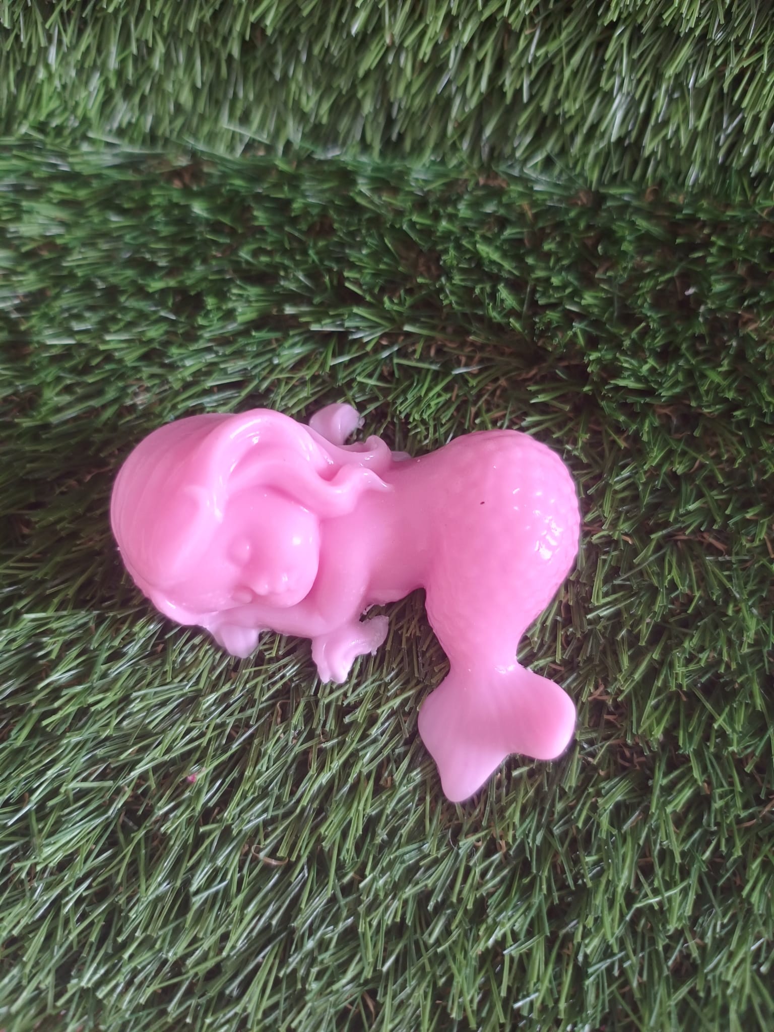 Jabón de glicerina artesanal con forma de sirenita y olor a camomila